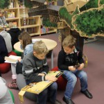 Jaunstrūžānu pamatskolas bērni pie Nacionālās bibliotēkas 