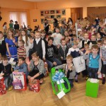 Bērni priecājas par saņemtajām dāvanām (Annas Rancānes foto)