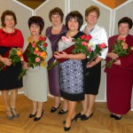 Atzinības raksta saņēmējas kopā ar savu vadītāju. No kreisās - Sanita Tauriņa, Inta Vegileja, Anna Tarakanova, Silvija Strankale, Zita Bautre, Nellija Pujate, Alla Dervinika, Svetlana Sprukte.