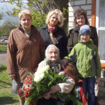 Priekšplānā - jubilāre Valentīna Čipāne. Otrajā rindā no kreisās: Valentīnas meita Regīna Pranča, mazmeita Alīna Čistjakova, meita Marija Šmaukstele un mazmazdēls Nauris. Foto: Madara Ļaksa