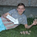 Viktors Drozdovs ar sēklas kartupeļiem  Magdalēna. Pa vasaru tiks izstrādāts projekts Audzēsim kartupeļus