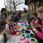 Radošajās darbnīcās vēlējās piedalīties gan mazi, gan lieli. No labās: darbnīcas Tapošana vadītāja Anita Matisane