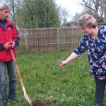 Atceroties Latgales kongresa 100gadi, muzeja teritorijā tika iestādīts ozols (Arsēnijs Rastopčins un Inta Deksne)