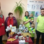 Babru ģimene kopā ar Gaigalavas pagasta pārvaldes vadītāju Valentīnu Pusti (no labās) un Rēzeknes novada domes priekšsēdētāja vietnieci Elvīru Pizāni.