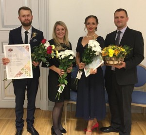 Konkursa "Sējējs" laureāti. Foto: no kreisās – Oskars Maculevičs (SIA “KUUP COFFEE”), Ineta Elksne (Rēzeknes rajona kopienu partnerība), Elīna un Mārtiņš Kiščenko (SIA “Parka mājas”)