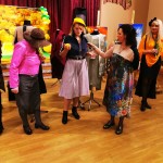 Velga Krukovska ar tērpu dizainēšanas radošās darbnīcas modelēm un galarezultātiem