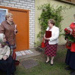 Jubilāri sveic Rēzeknes novada domes priekšsēdētāja vietniece Elvīra Pizāne un Sociālā dienesta vadītāja Silvija Strankale