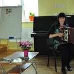 Iveta Magiča apguvusi senā instrumenta - garmoškas spēli.