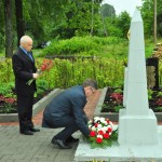 Krievijas Federācijas ģenerālkonsuls Daugavpilī Andrejs Vladimirovs un Rēzeknes novada domes priekšsēdētājs Monvīds Švarcs noliek ziedus atjaunotajos Brāļu kapos