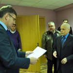 Rēzeknes novada domes priekšsēdētājs Monvīds Švarcs (no kreisās) saņem darbu pieņemšanas - nodošanas aktu